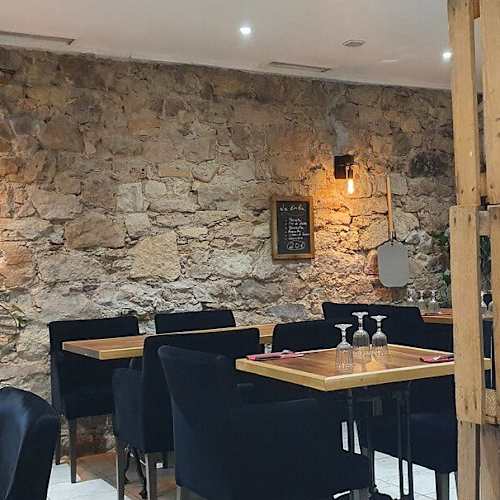 Salle intérieure chaleureuse de la pizzeria Ischia Mia