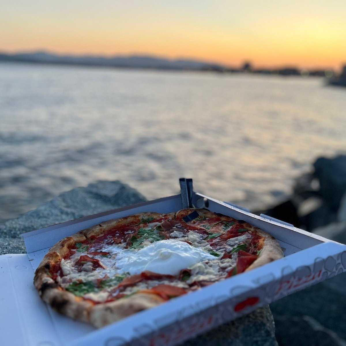 Pizza maison aux garnitures de saison