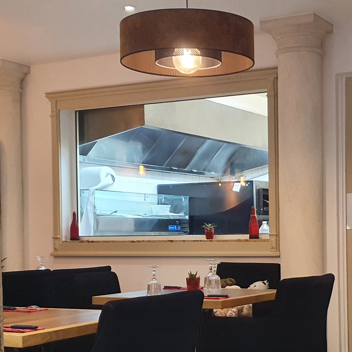 Intérieur de la pizzeria Ischia Mia, Saint-Raphaël