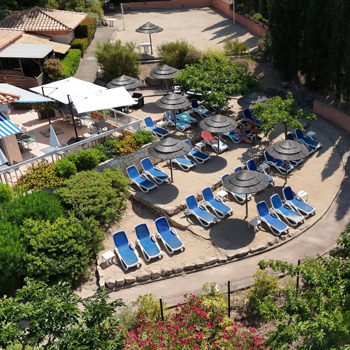 Terrasse ensoleillée du Bay Beach Club, Agay