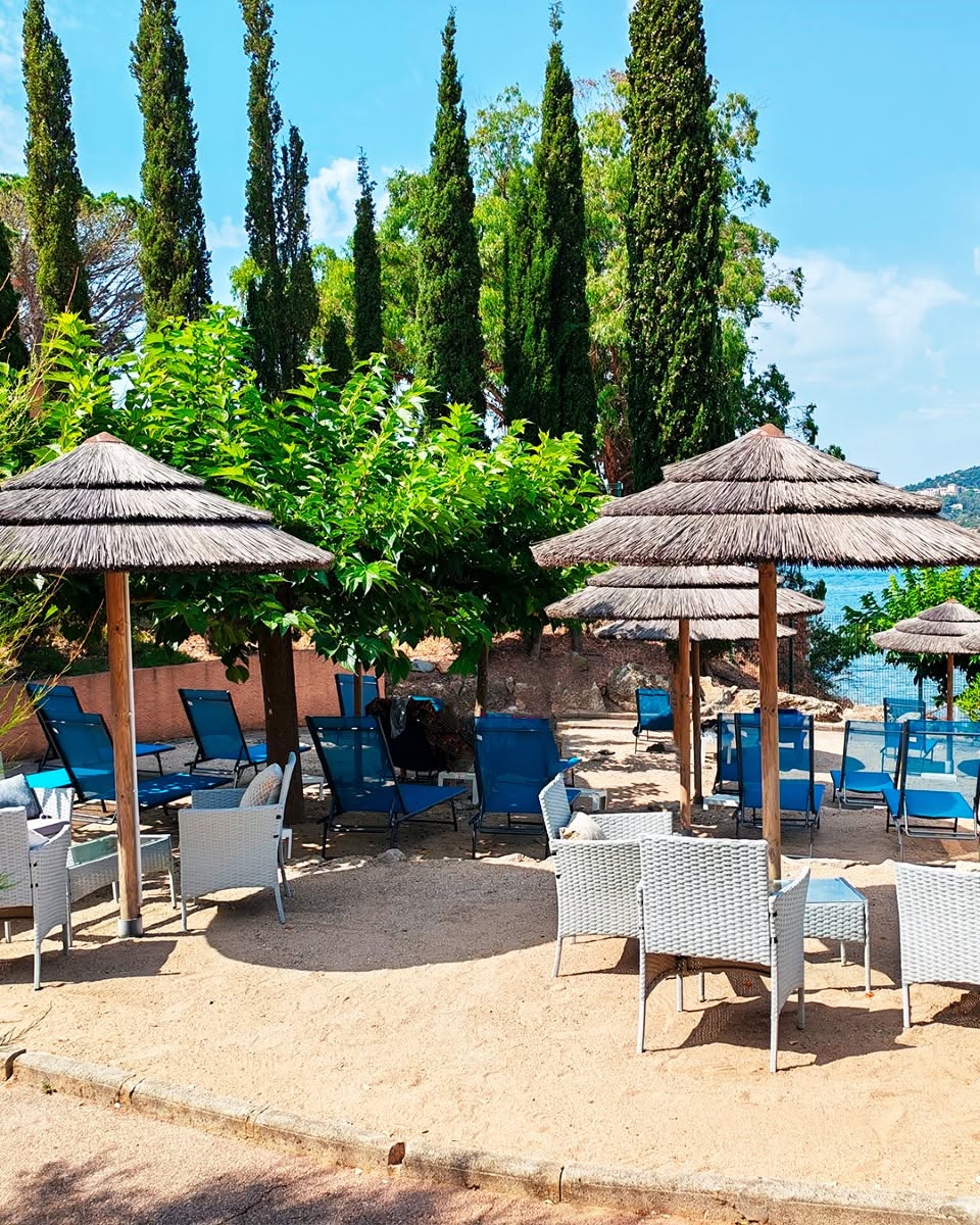 Terrasse du Bay Beach Club face aux roches rouges de l'Estérel
