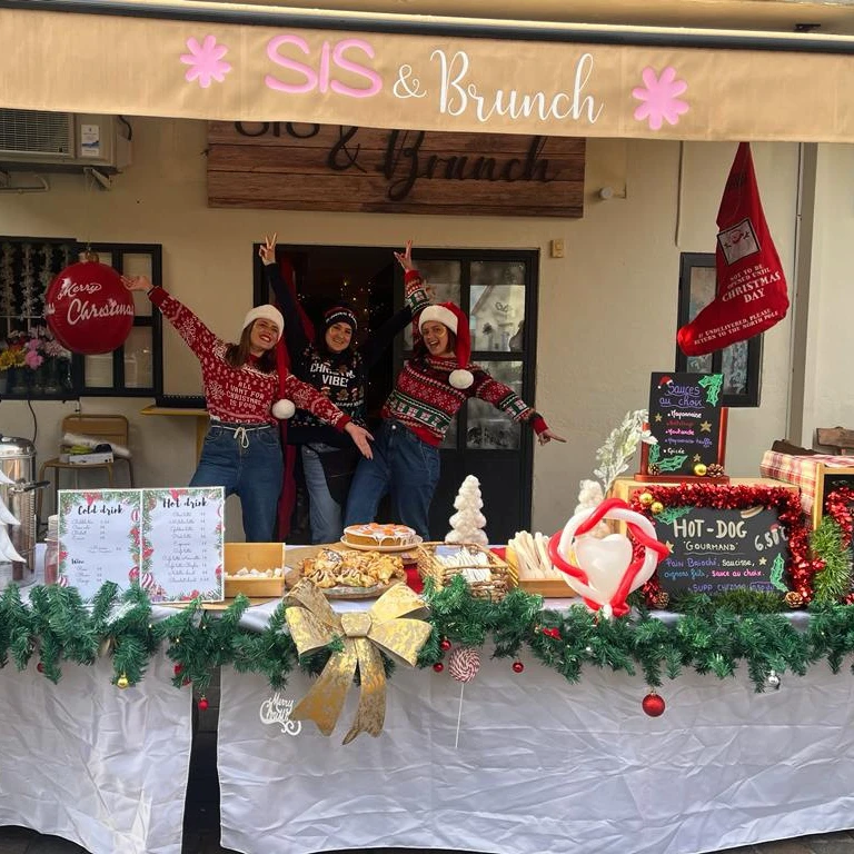 Façade SIS & BRUNCH décorée