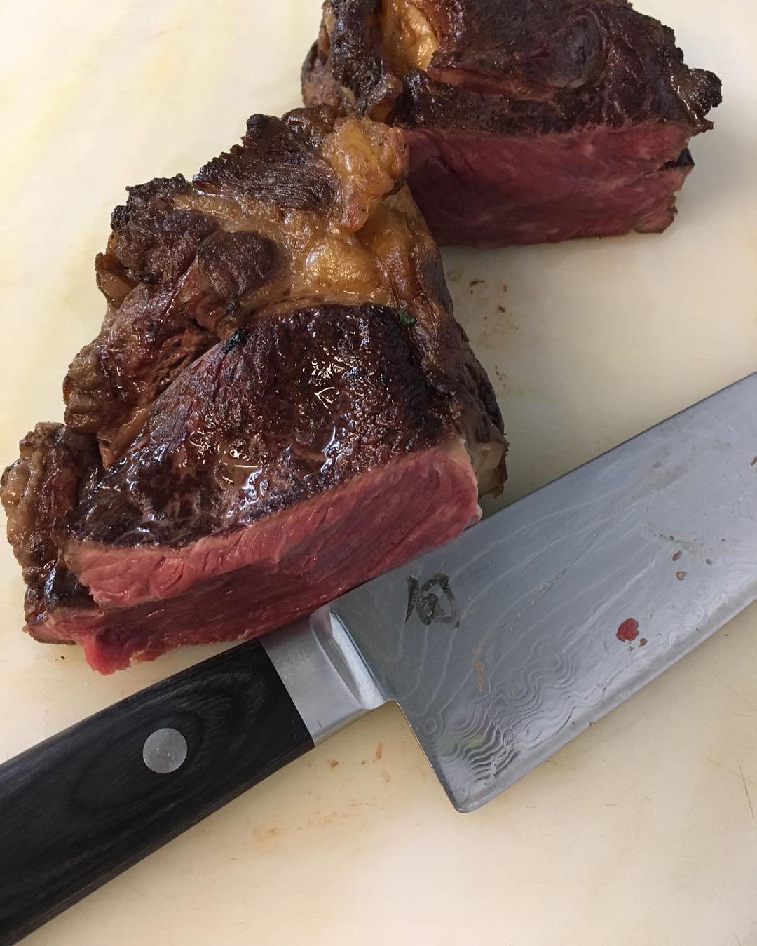 Tagliata de bœuf tranchée avec herbes