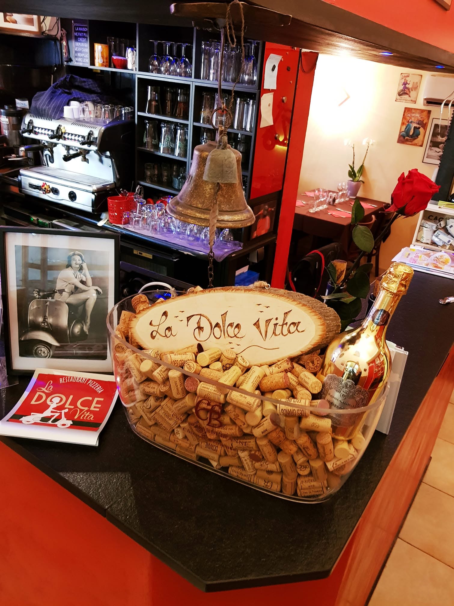 Présentoir La Dolce Vita avec bouteille de champagne