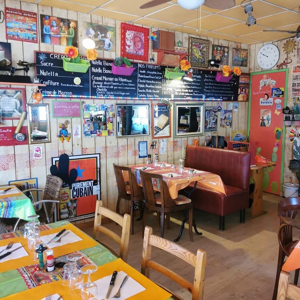 Intérieur de la salle du restaurant